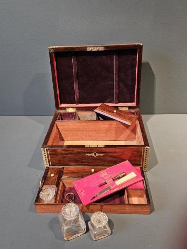 Early Victorian Rosewood and Brass Inlaid Travelling Box - Image 5
