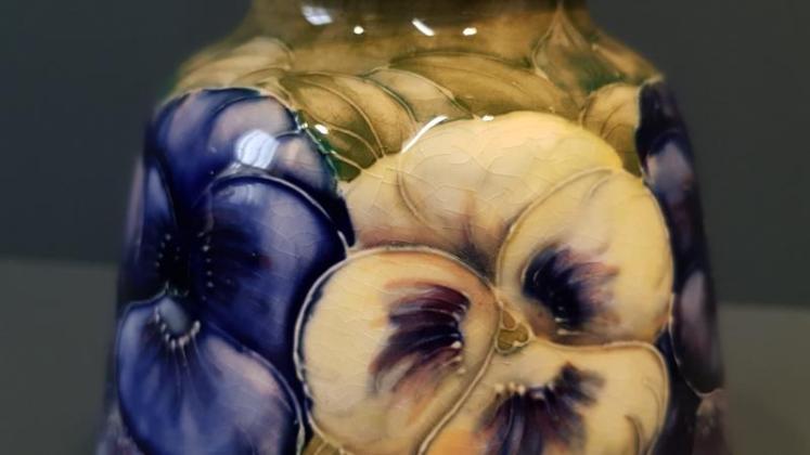 Superb Macintyre Moorcroft Pansy on White Vase - Image 6