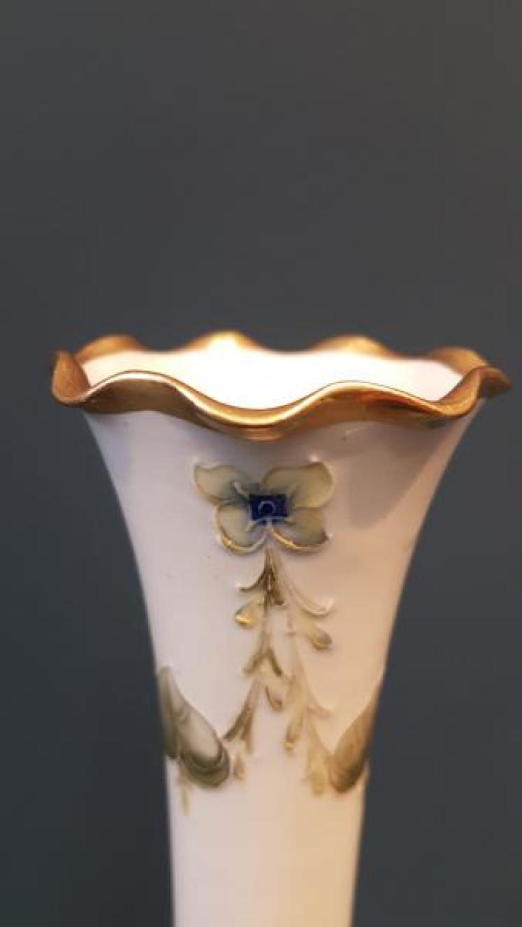 Moorcroft McIntyre Lilac on White Vase - Image 5