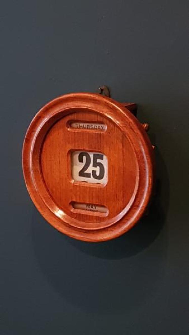 Edwardian Oak Perpetual Wall Calendar - Image 2