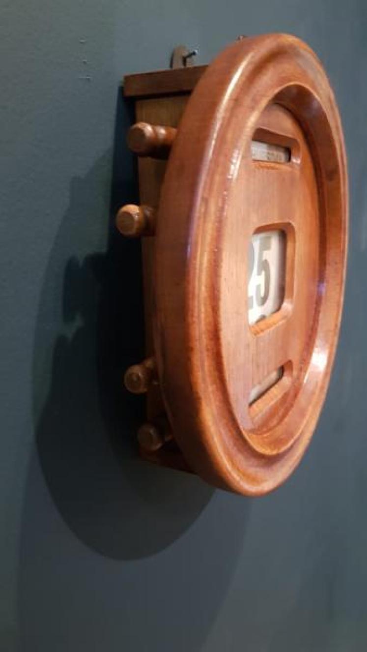 Edwardian Oak Perpetual Wall Calendar - Image 3