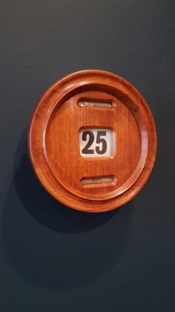 Edwardian Oak Perpetual Wall Calendar - Image 5