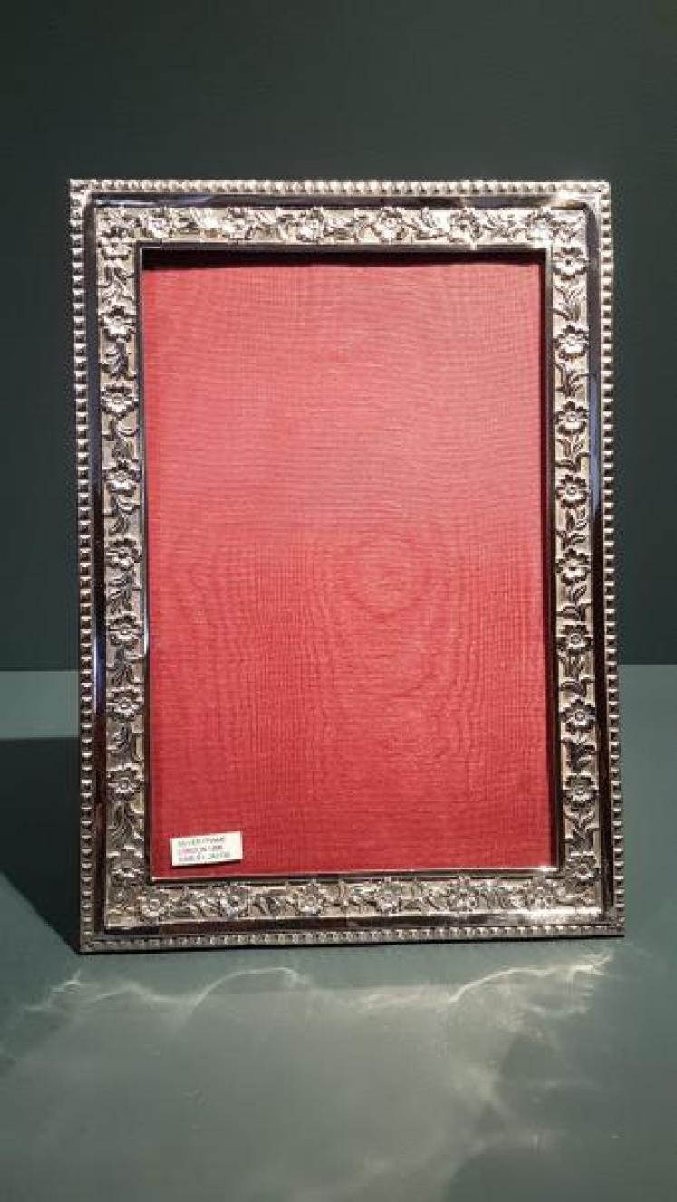 Large Victorian Silver Photo Frame - Image 1