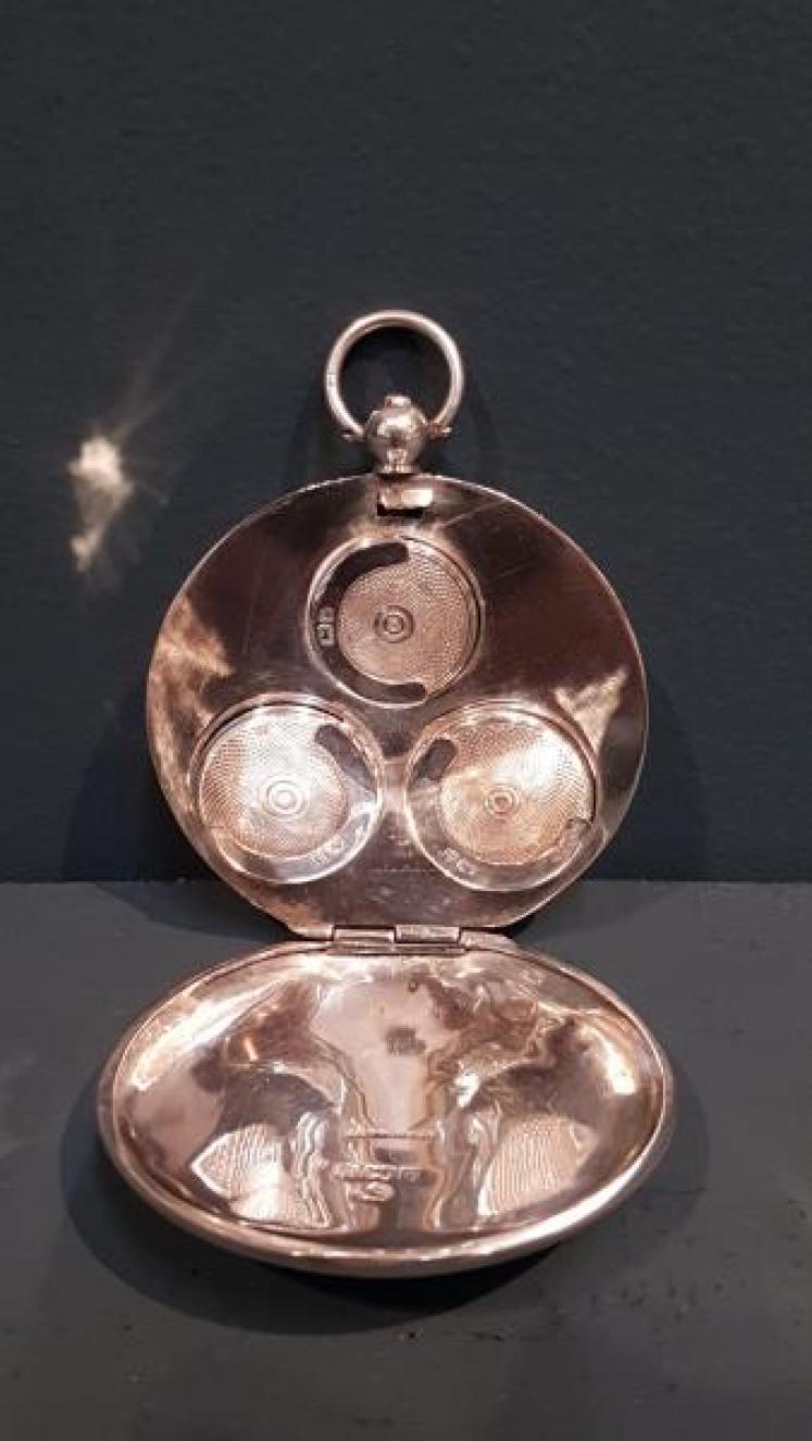 Silver Pocket Watch Style Triple Sovereign Case - Image 1