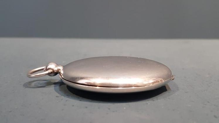 Silver Pocket Watch Style Triple Sovereign Case - Image 3
