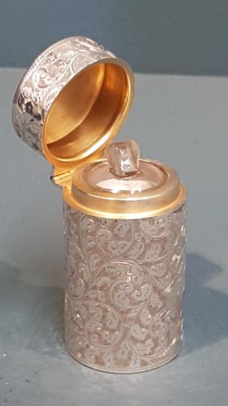 Victorian Engraved Silver Scent Bottle - Image 4