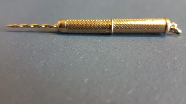 Immaculate 9ct Gold Cigar Piercer - Image 1