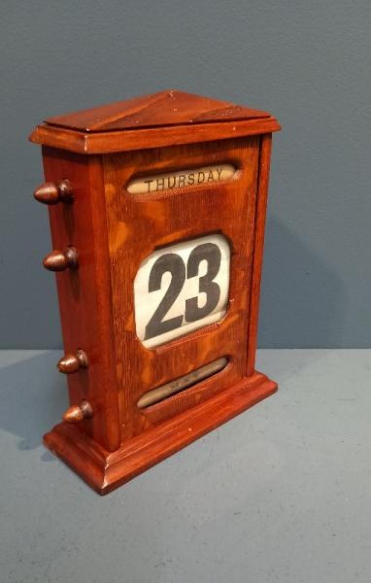 Edwardian Figured Oak Perpetual Desk Calendar - Image 2