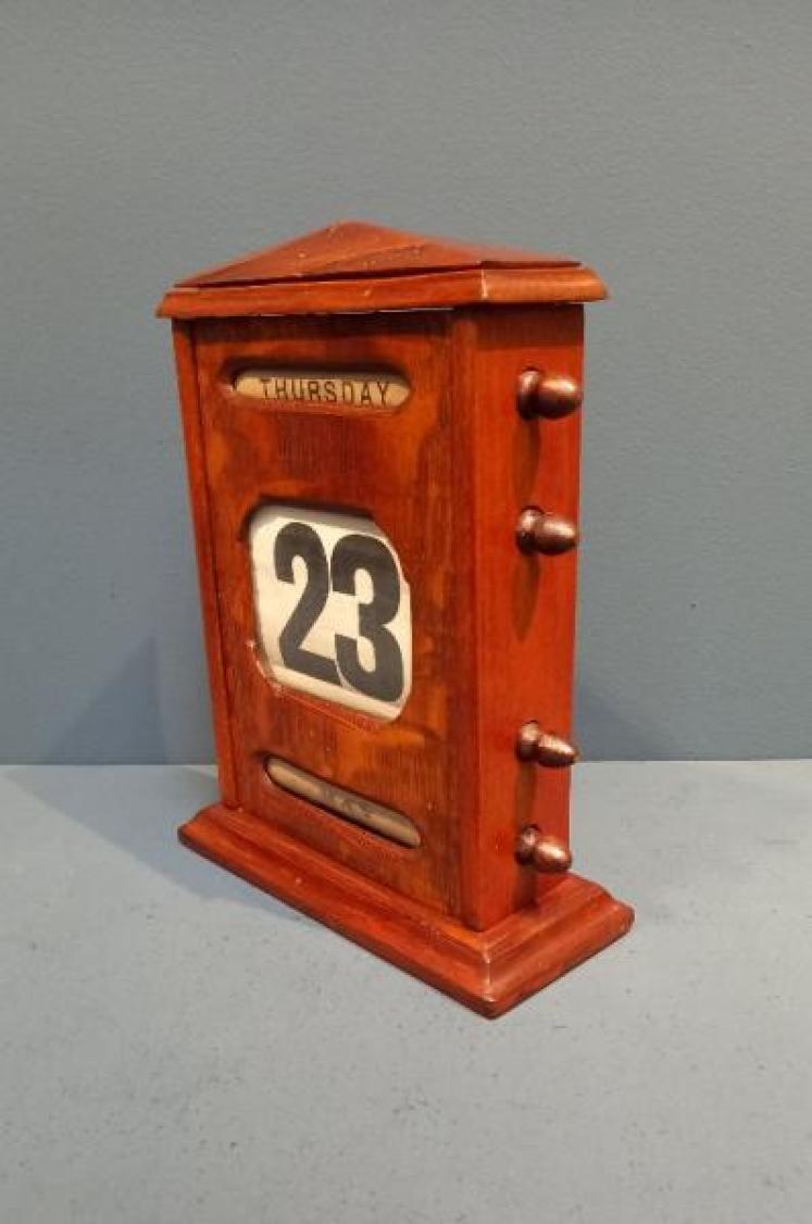 Edwardian Figured Oak Perpetual Desk Calendar - Image 6