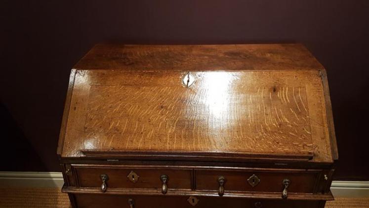 George I Figured Oak Bureau - Image 4