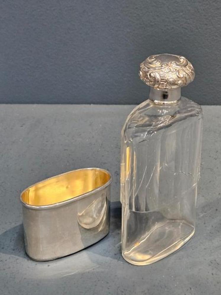 Victorian Silver and Cut Crystal Hip Flask  - Image 4