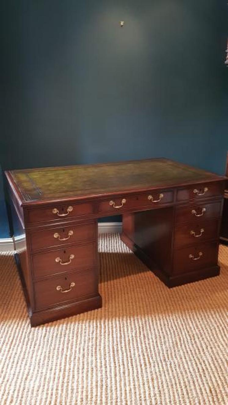 Superb Mahogany Pedestal Desk - Image 1