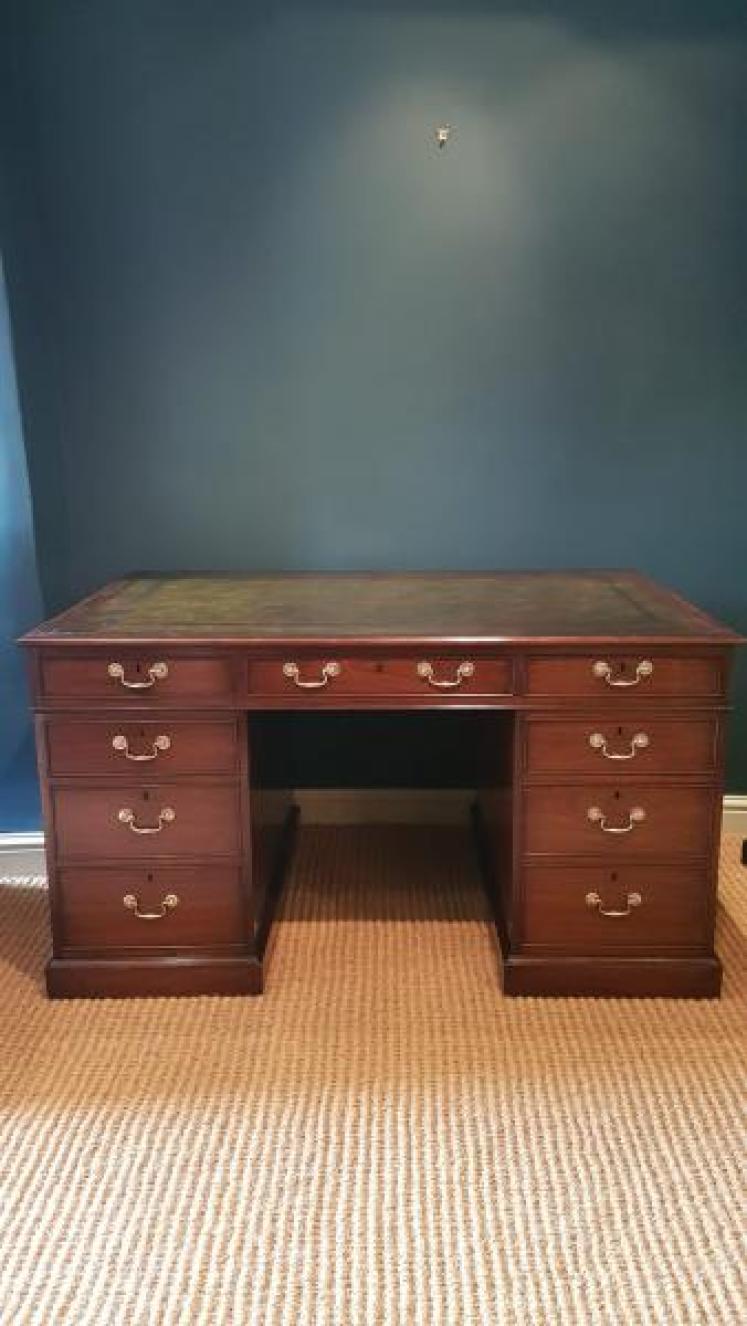 Superb Mahogany Pedestal Desk - Image 2