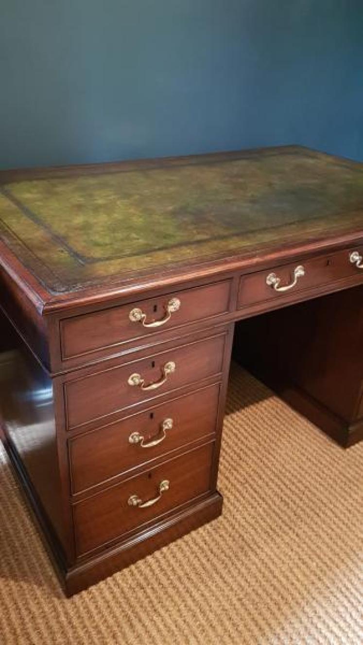 Superb Mahogany Pedestal Desk - Image 4