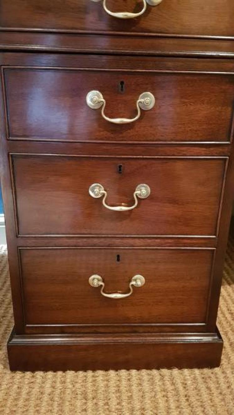 Superb Mahogany Pedestal Desk - Image 5