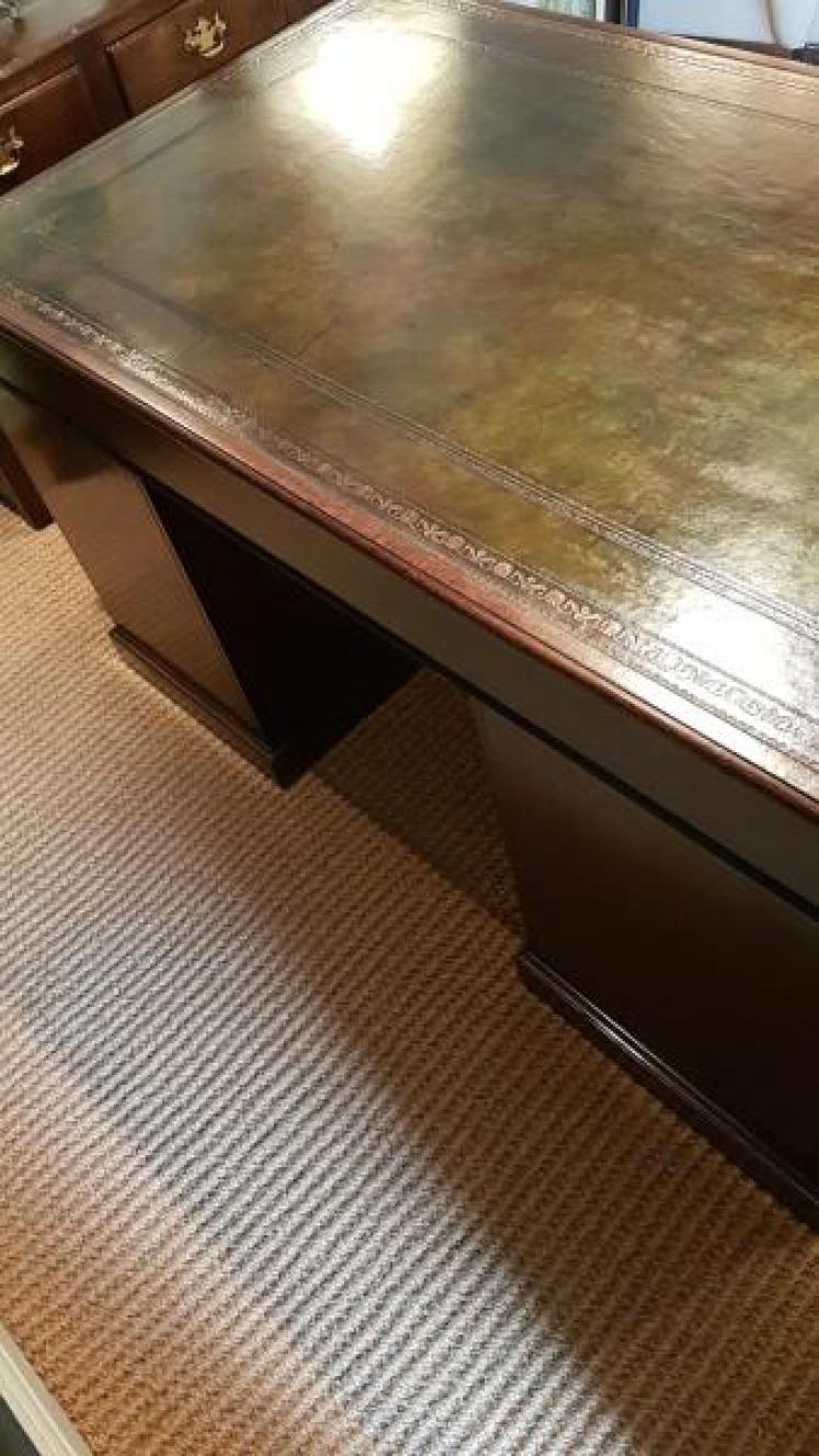 Superb Mahogany Pedestal Desk - Image 6