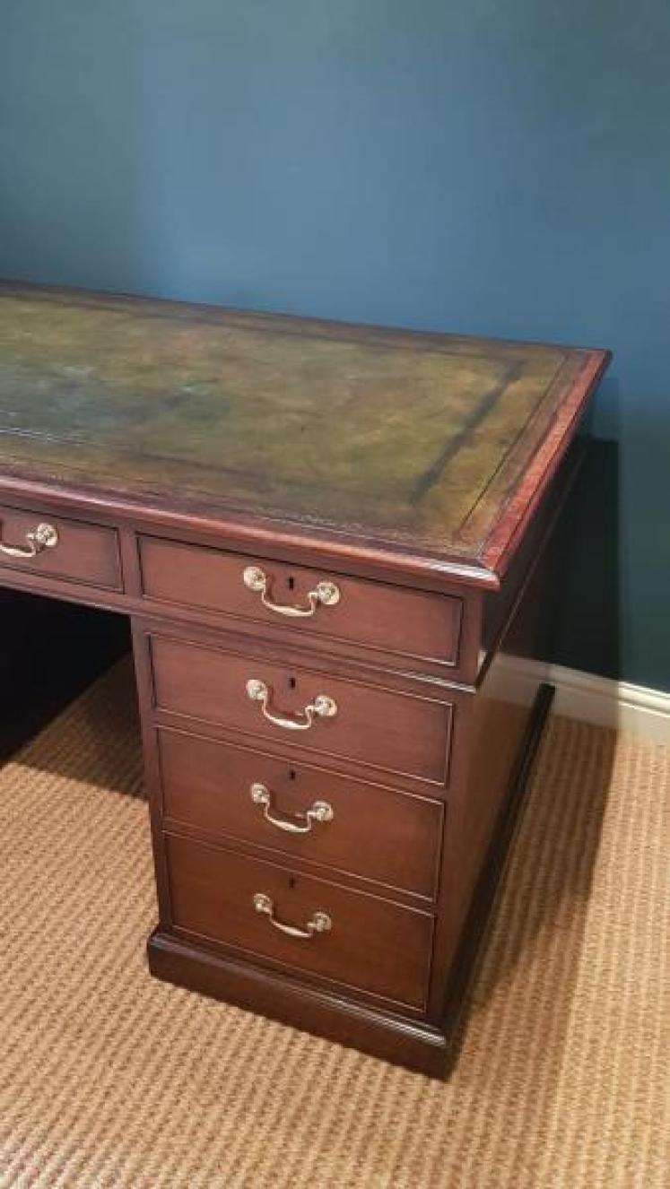 Superb Mahogany Pedestal Desk - Image 7