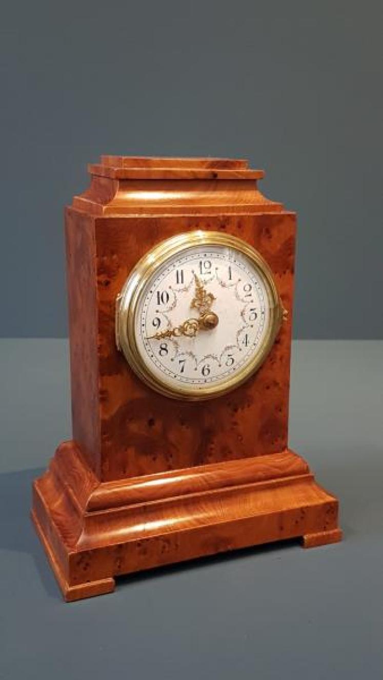 Fine Quality Victorian Burr Yew Mantel Clock - Image 1