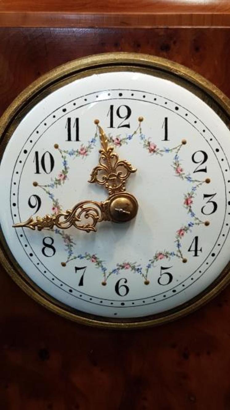 Fine Quality Victorian Burr Yew Mantel Clock - Image 3