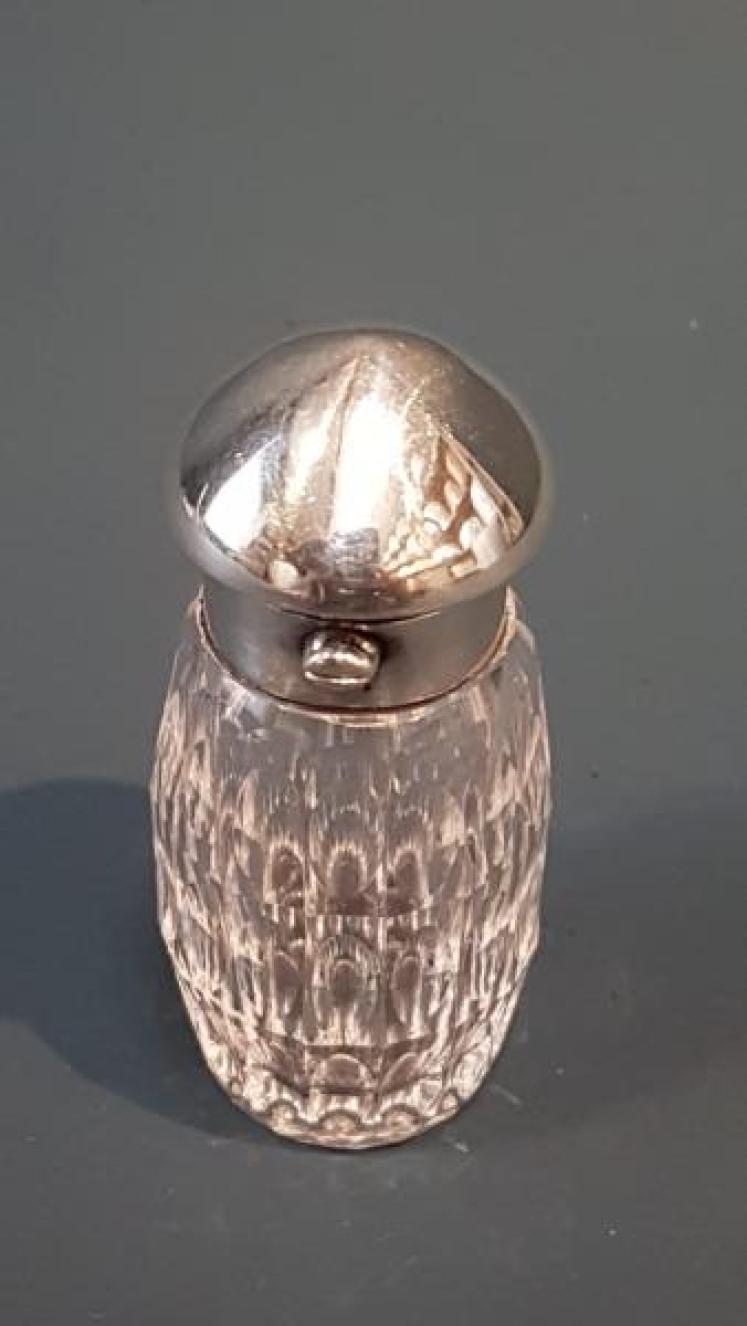 Small Victorian Cut Crystal and Silver Scent Bottle - Image 2