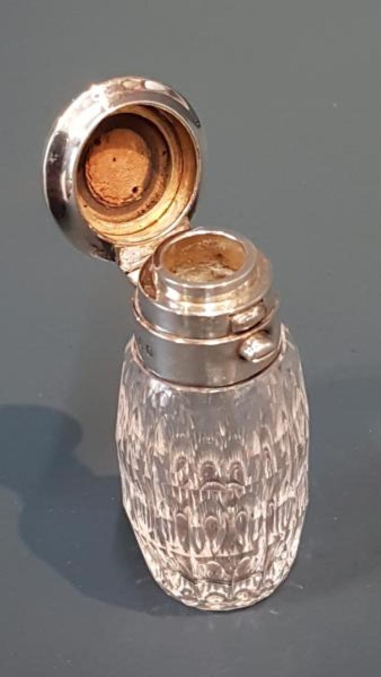 Small Victorian Cut Crystal and Silver Scent Bottle - Image 4