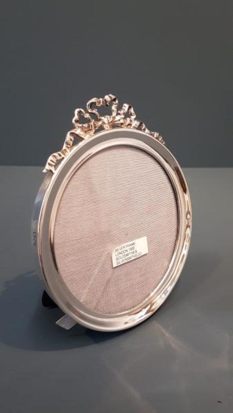 Victorian Silver Ribbon Crest Photo Frame - Image 1