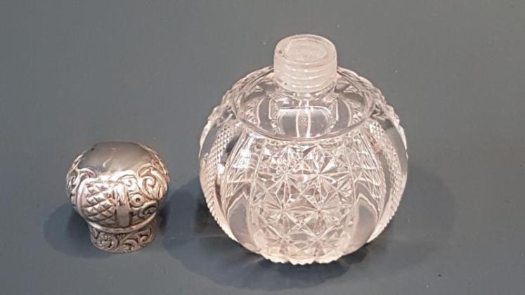 Victorian Silver Topped Cut Crystal Scent Bottle  - Image 3