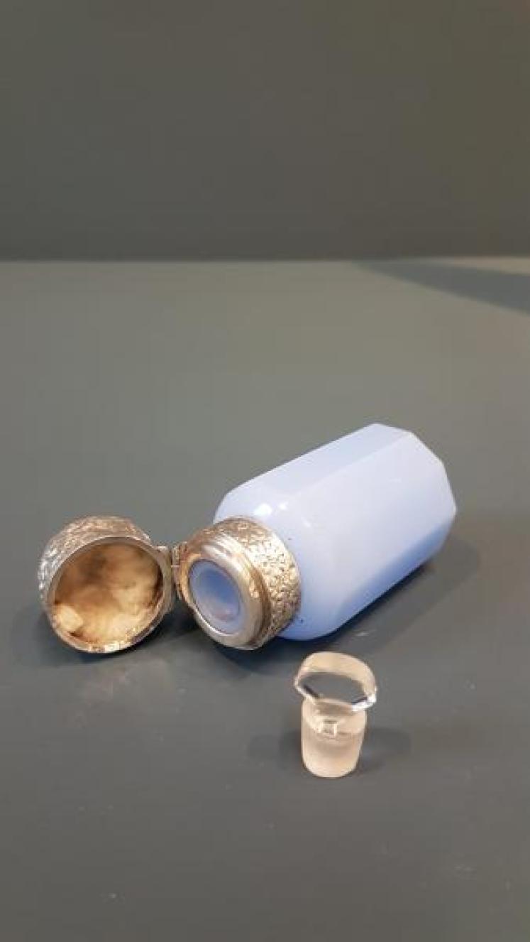 Victorian Silver Top & Blue Glass Scent Bottle - Image 2