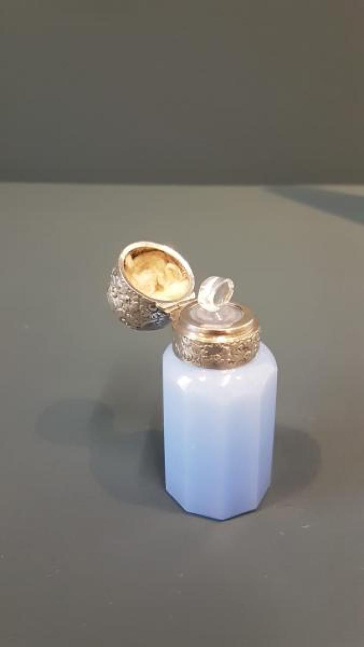 Victorian Silver Top & Blue Glass Scent Bottle - Image 3