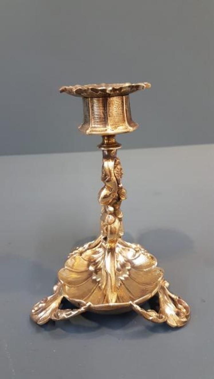 Pair of Victorian Cast brass Chambersticks - Image 5