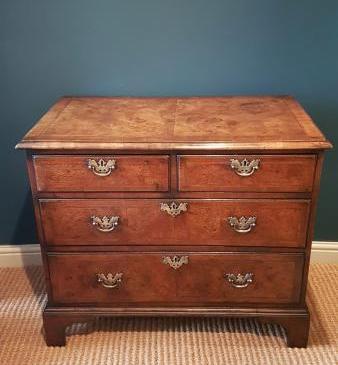Georgian Walnut Chest of drawers 