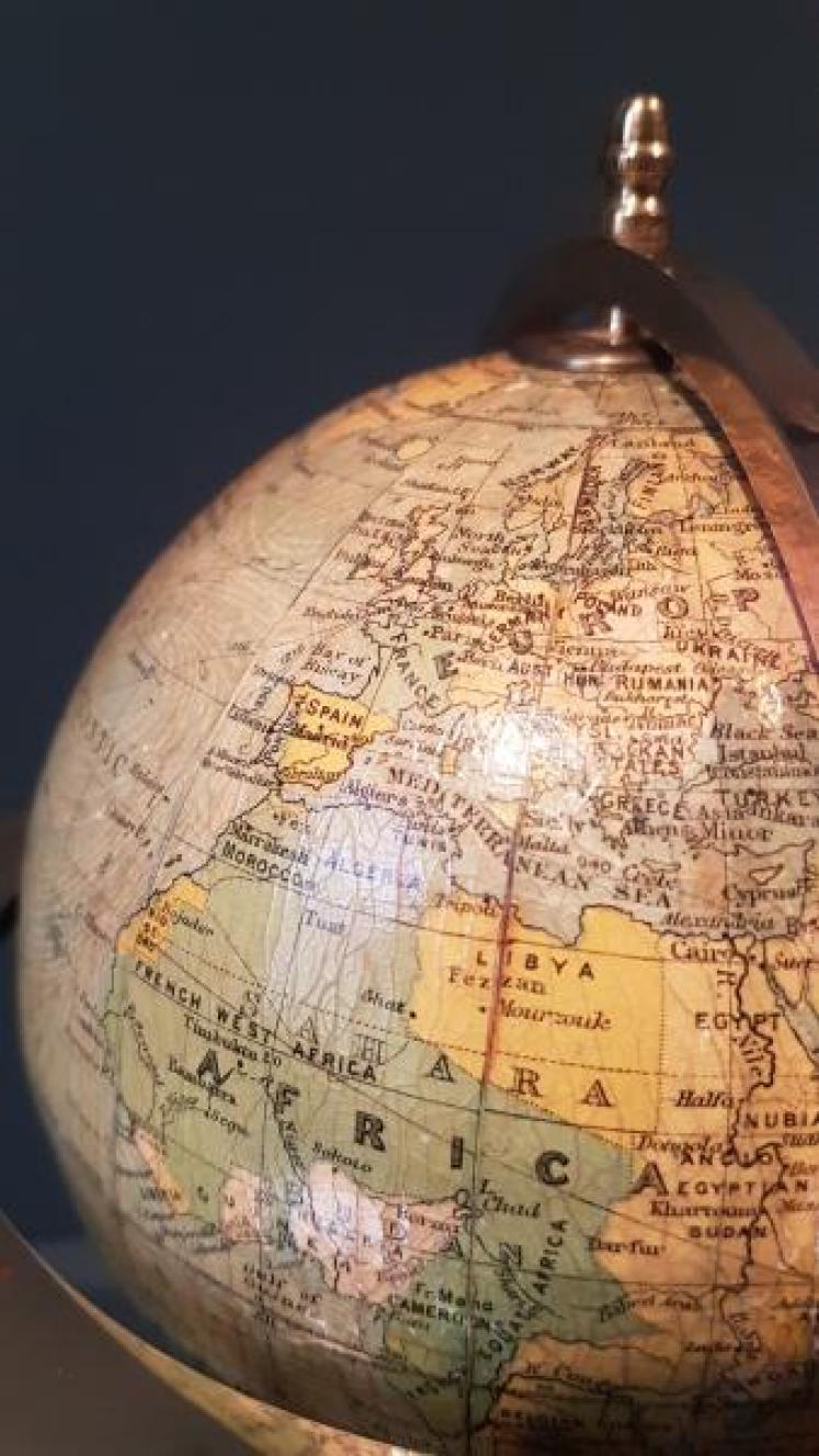 1930's Philips 6" Globe in Revolving Gimbal - Image 3
