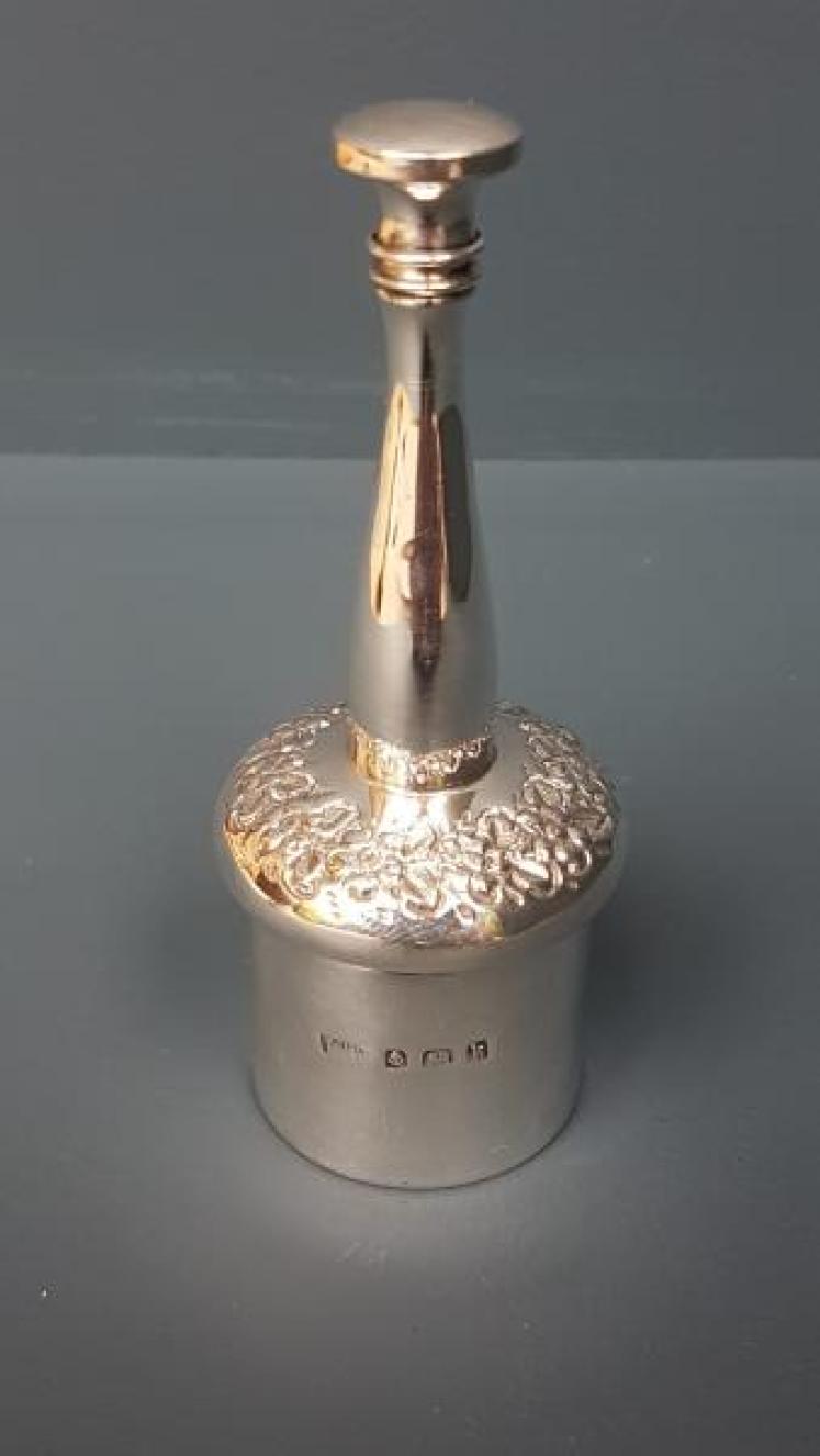 Silver Glove Powderer  - Image 1