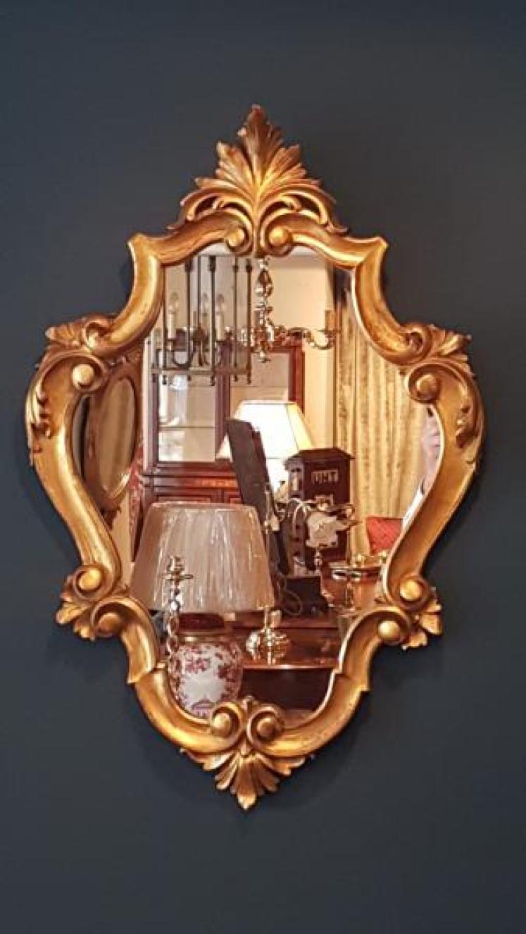 Victorian Gilt Mirror with Leaf Crest - Image 3