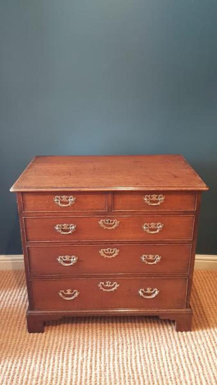 Superior Quality George III Oak Chest of Drawers  - Image 1