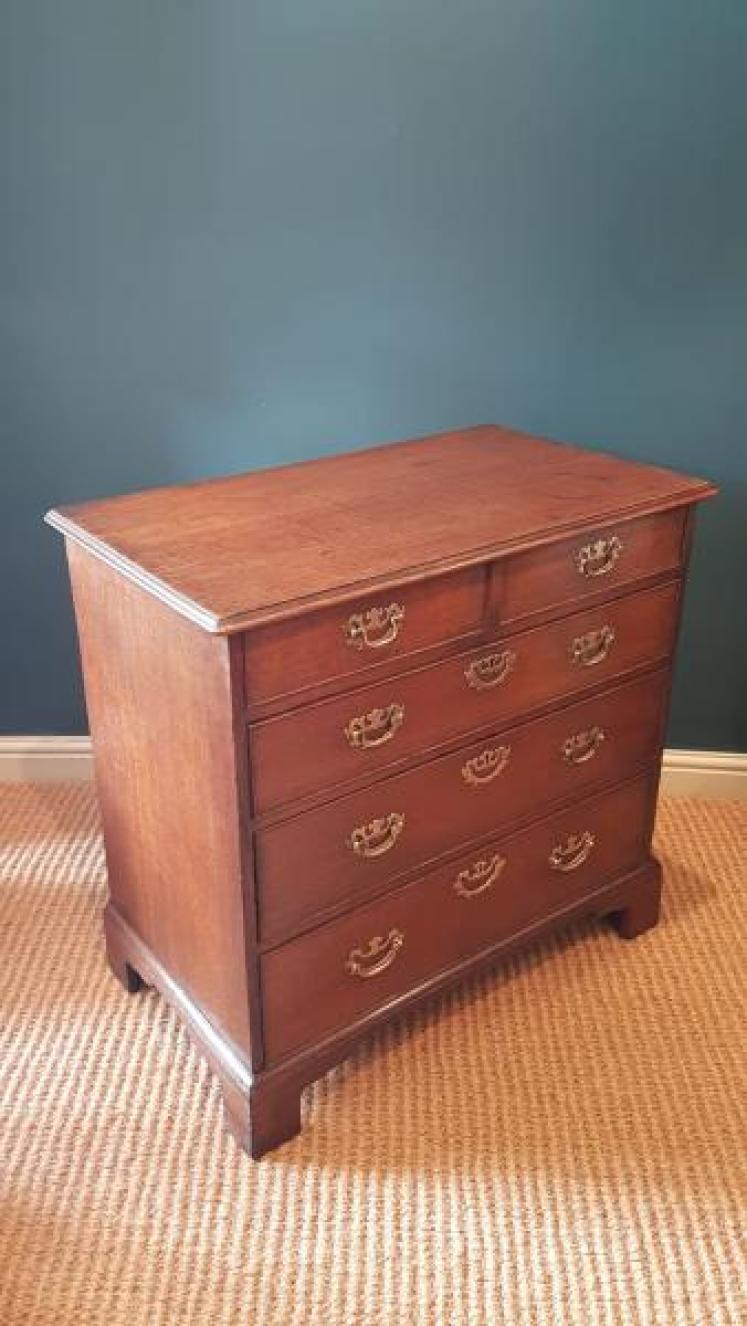 Superior Quality George III Oak Chest of Drawers  - Image 4