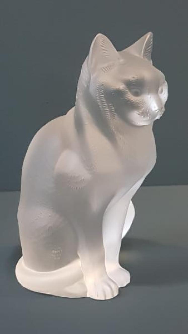 Large Lalique Opalescent Sitting Cat - Image 1