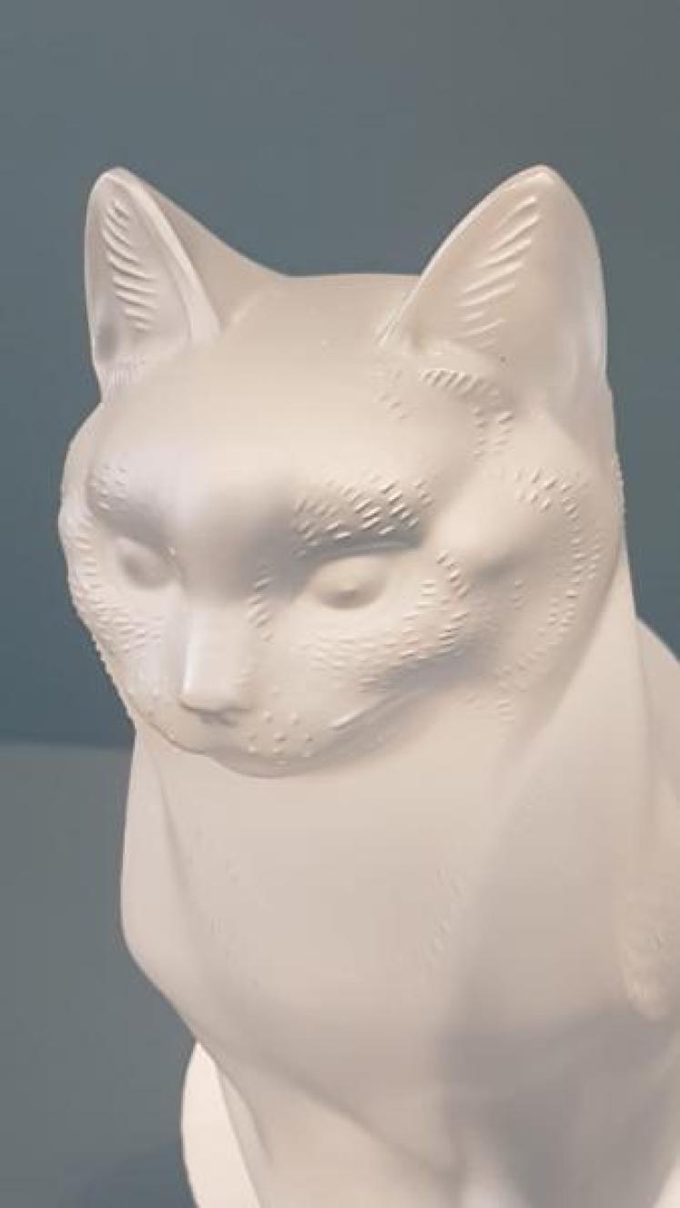 Large Lalique Opalescent Sitting Cat - Image 2