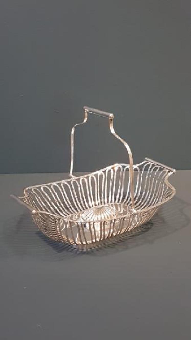 Fine Quality Victorian Silver Bread Basket - Image 1