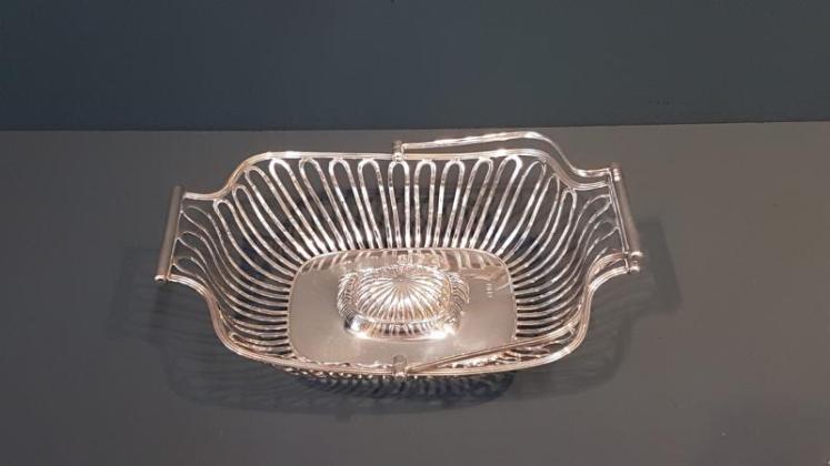 Fine Quality Victorian Silver Bread Basket - Image 3