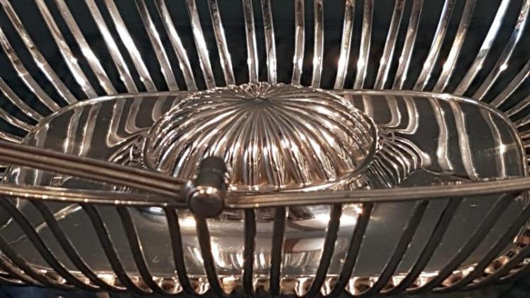 Fine Quality Victorian Silver Bread Basket - Image 5