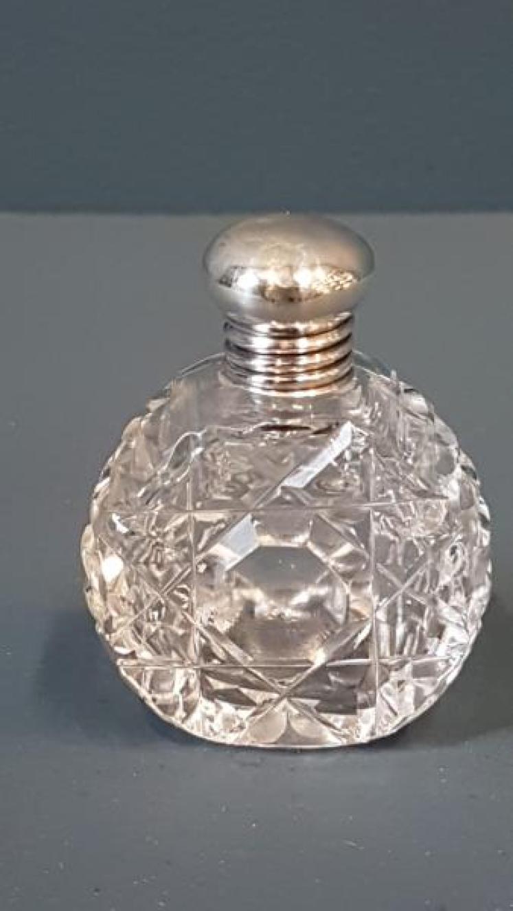 Small Victorian Silver and Cut Crystal Scent Bottle  - Image 1