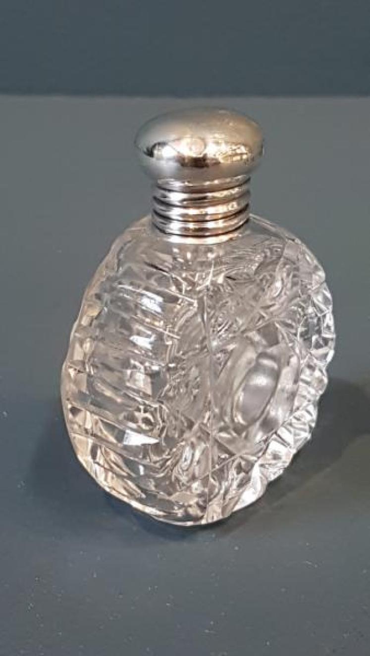 Small Victorian Silver and Cut Crystal Scent Bottle  - Image 2