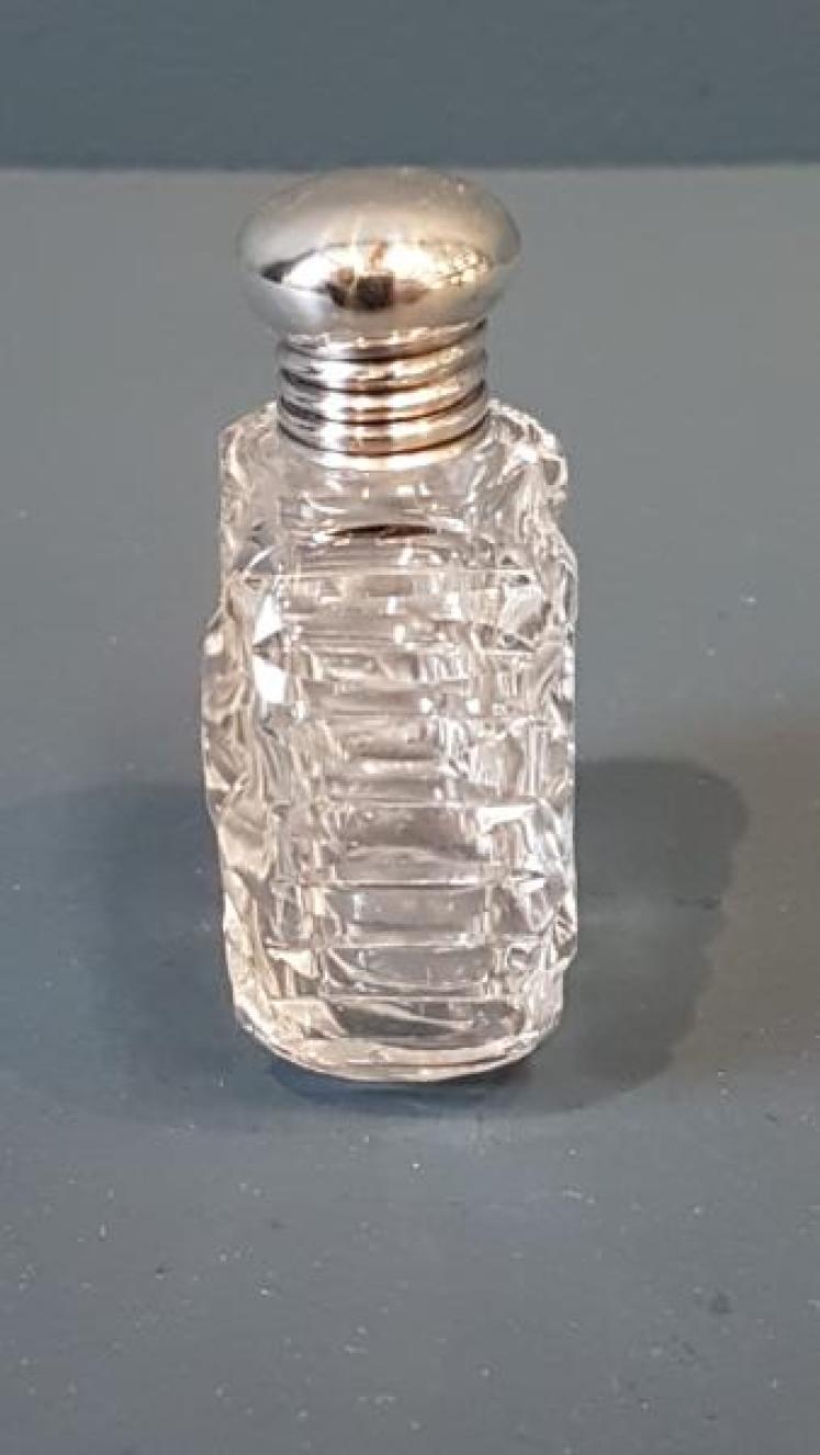 Small Victorian Silver and Cut Crystal Scent Bottle  - Image 3