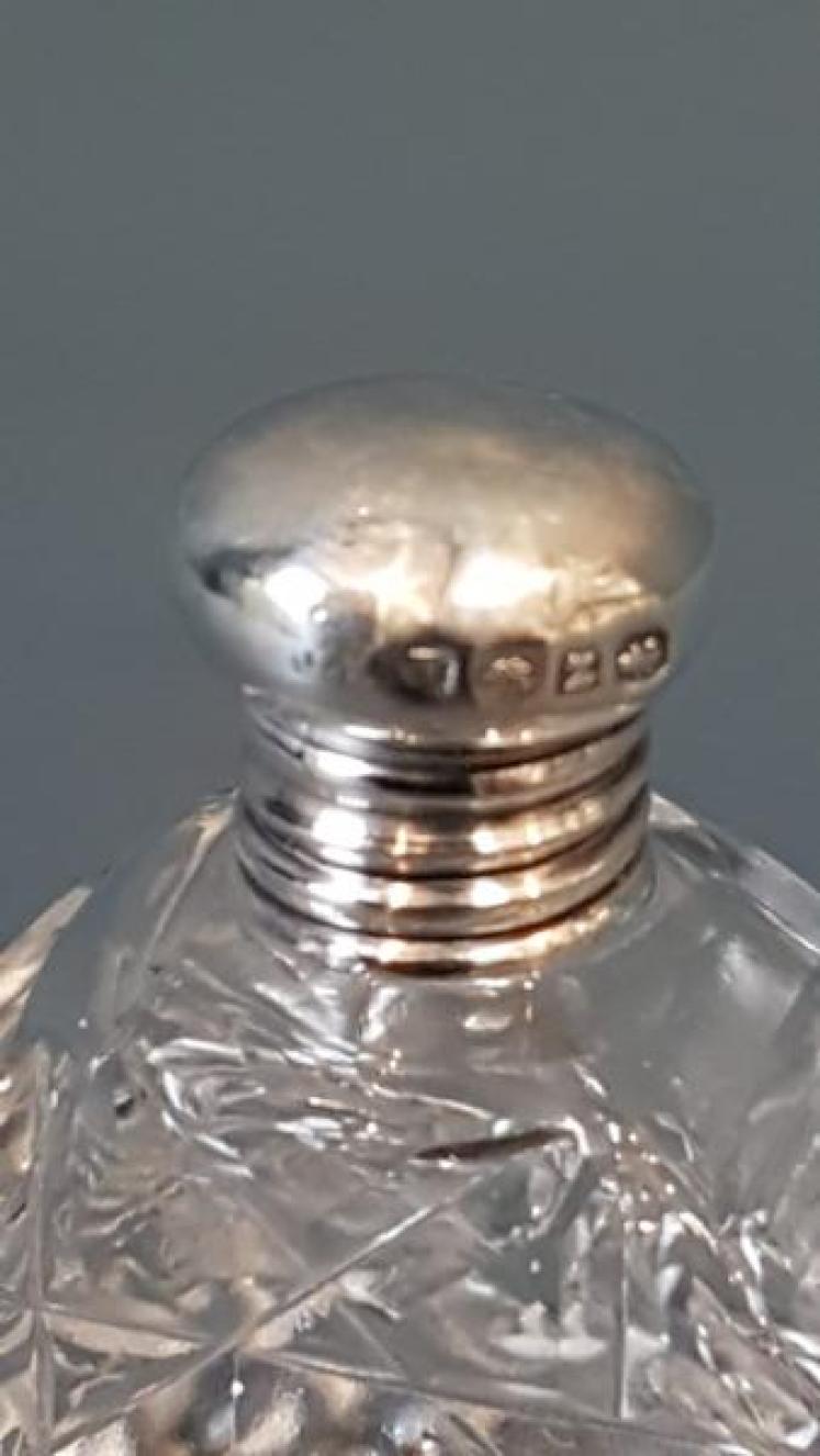 Small Victorian Silver and Cut Crystal Scent Bottle  - Image 4