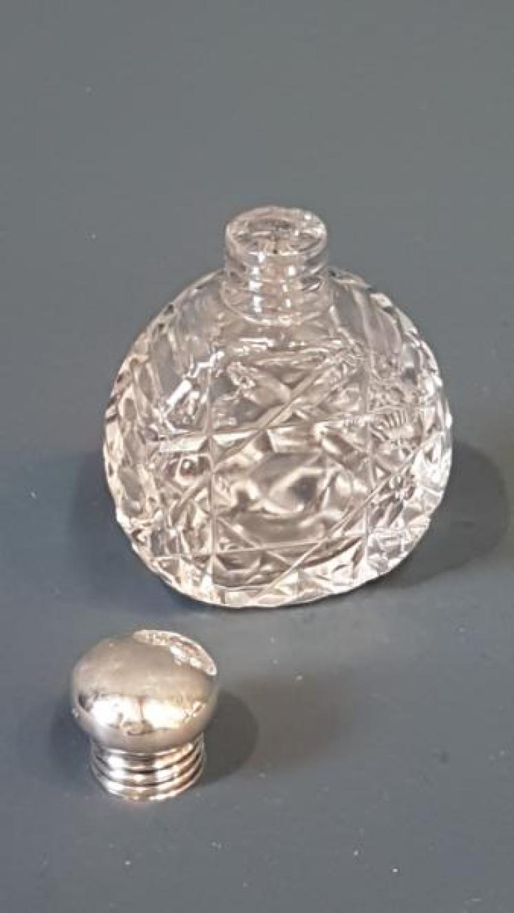 Small Victorian Silver and Cut Crystal Scent Bottle  - Image 5