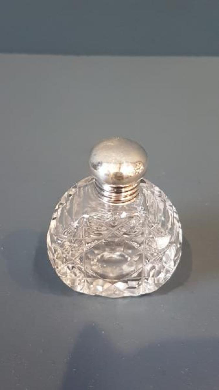 Small Victorian Silver and Cut Crystal Scent Bottle  - Image 6