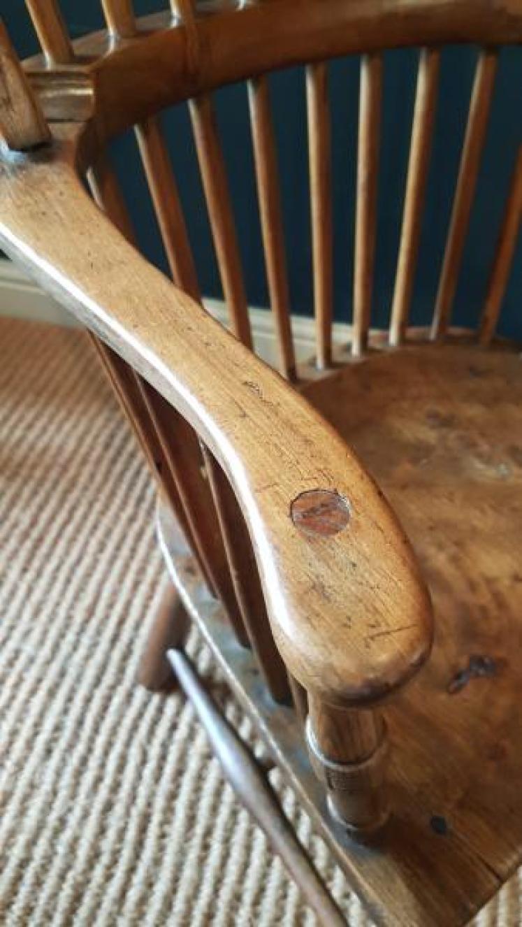 George III Sycamore and Ash Comb Back Windsor Chair - Image 5