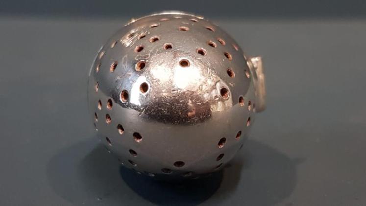 Edwardian Cast Silver Tea Infuser - Image 5