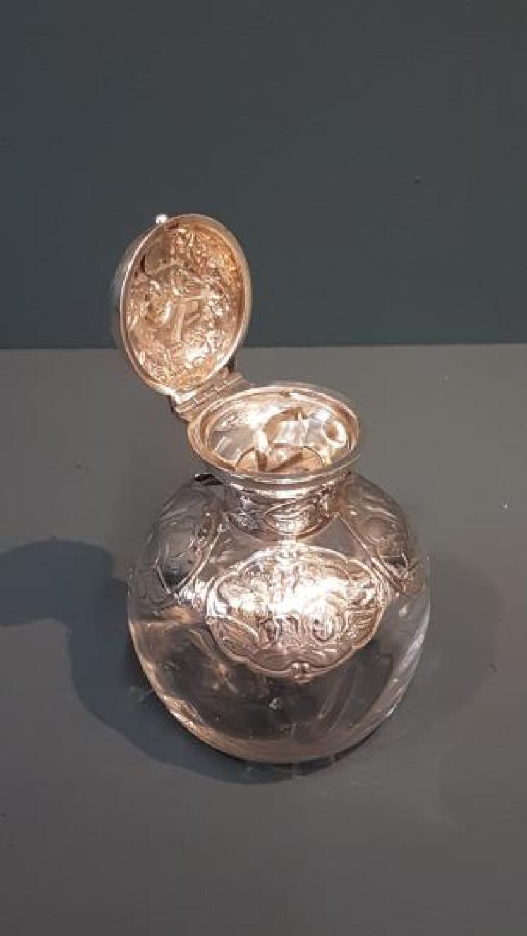 Outstanding Quality Scent Bottle by William Comyns - Image 7